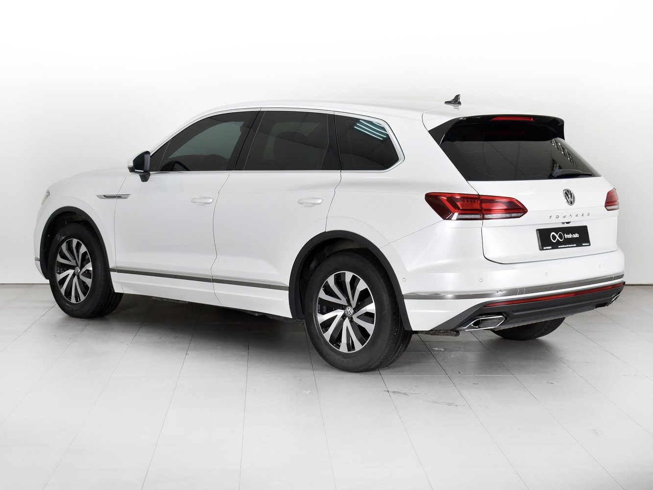 Volkswagen Touareg белый сзади