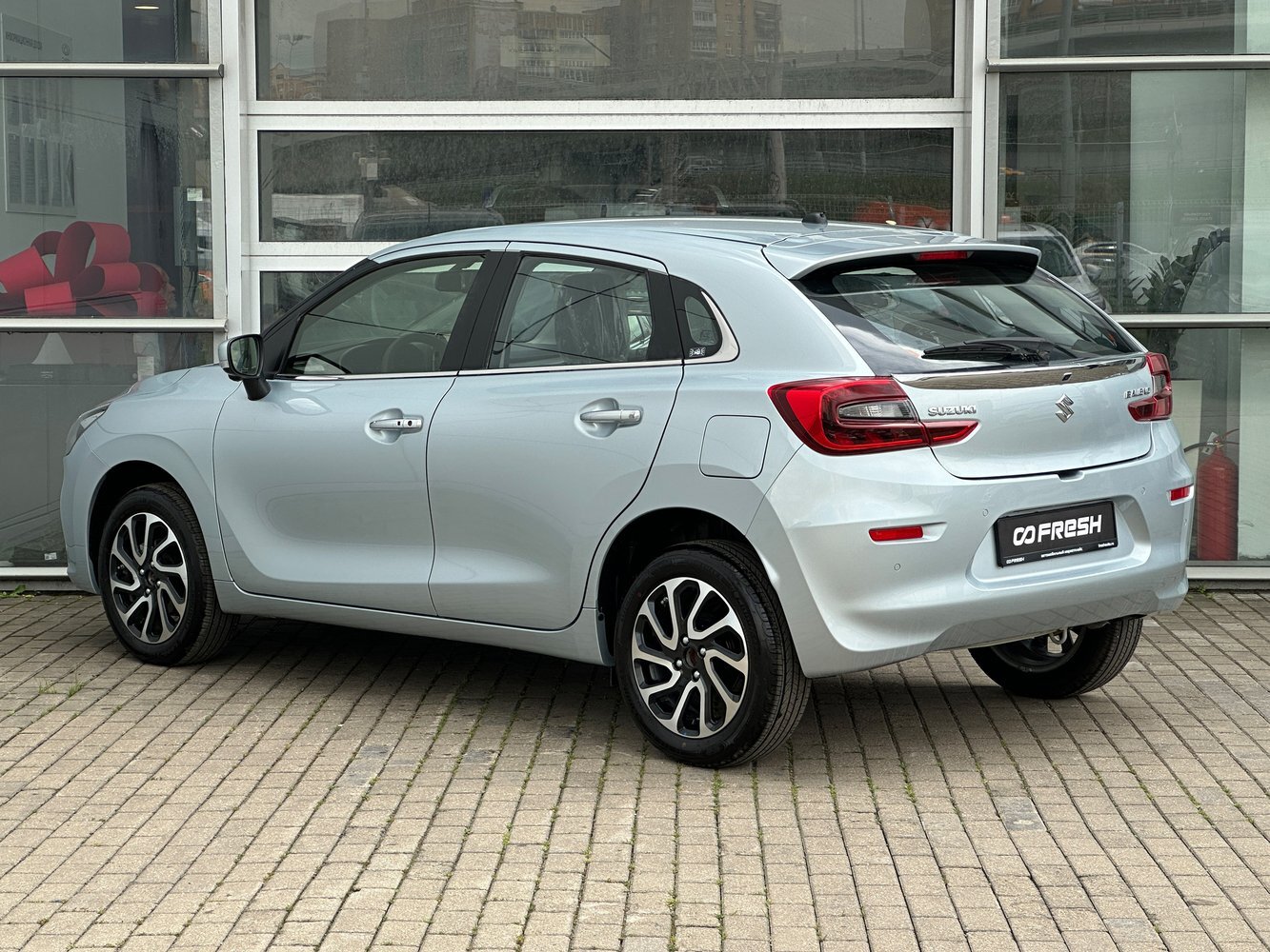 Сузуки балено 2023 комплектации. Сузуки Балено 2023. Suzuki Baleno 2023 цвет серебро. Сузуки Балено 2023 фото. Сузуки Балено 2023 фото с человеком.