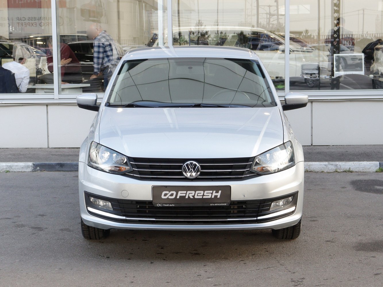 Белый Volkswagen Polo с996тр125