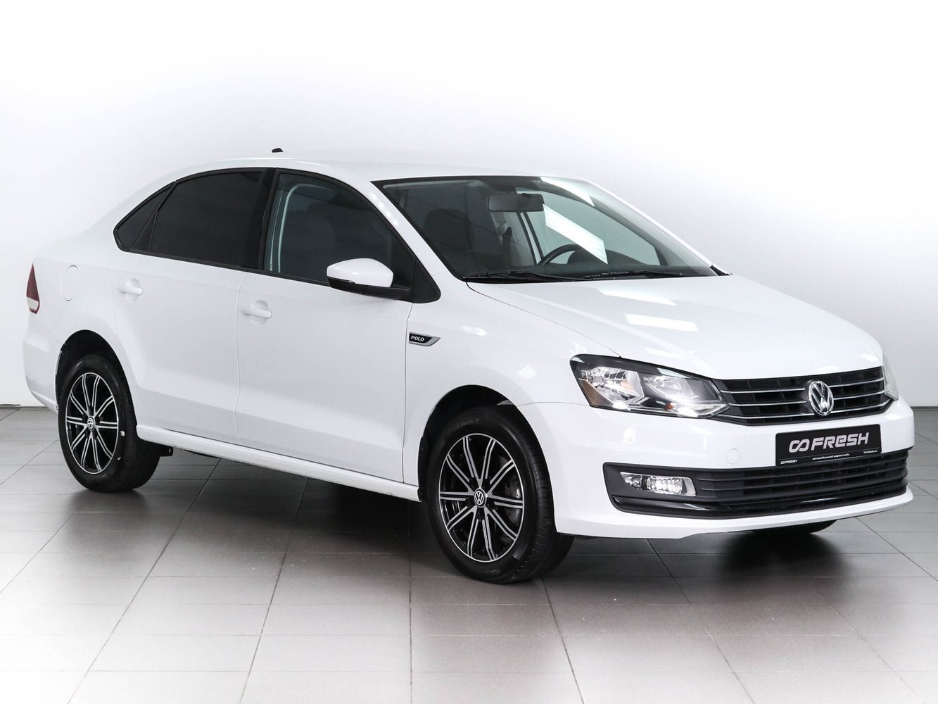 Белый Volkswagen Polo с996тр125