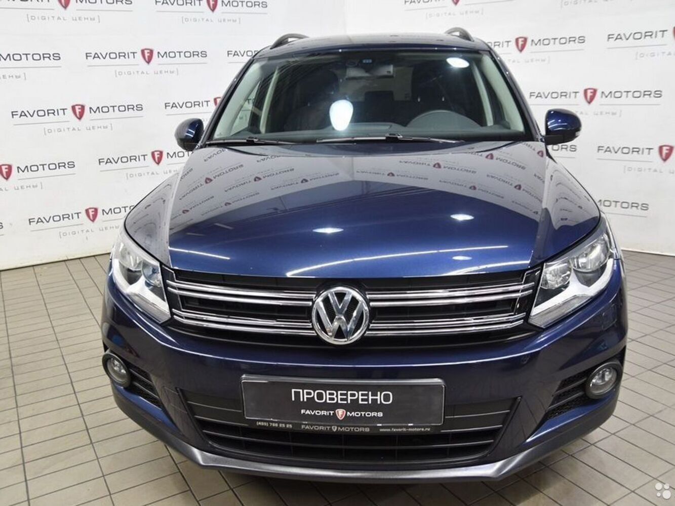Синяя машина Tiguan 2012
