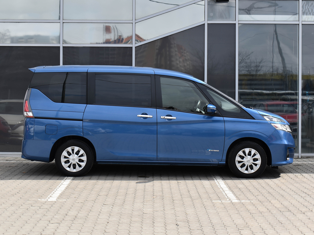 Nissan Serena с пробегом 105419 км | Купить б/у Nissan Serena 2017 года в  Москве | Fresh Auto