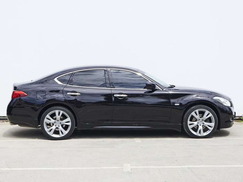 Infiniti M