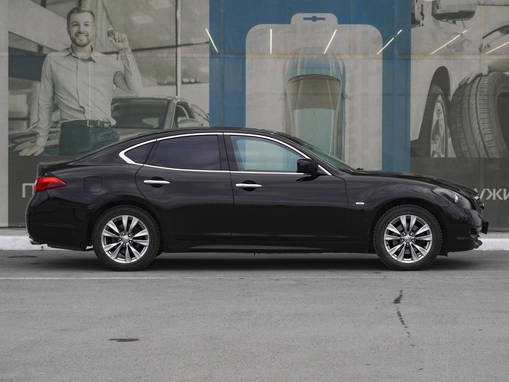 Infiniti M